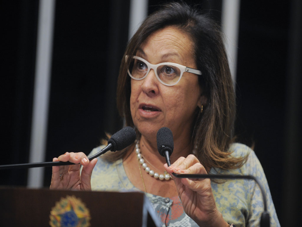 Senadora Lídice da Mata (PSB-BA) lamenta adiamento do julgamento de nove integrantes do grupo musical New Hit, acusados de estupro coletivo de duas adolescentes em agosto de 2012