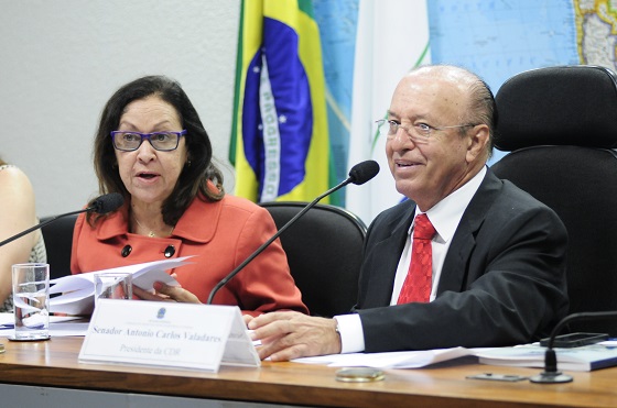 Comissão realiza audiência pública para debater a gestão do açude Epitácio Pessoa, responsável pelo abastecimento de Campina Grande e outros 19 municípios paraibanos. Mesa (E/D): coordenadora das emendas do Projeto de Lei Orçamentária de 2014, senadora Lídice da Mata (PSB-BA); presidente da CDR, senador Antonio Carlos Valadares (PSB-SE)