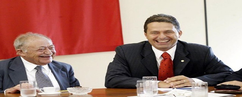 O deputado federal Miguel Arraes e o novo ministro da CiÃªncia e Tecnologia, Eduardo Campos, na sede do PSB, em BrasÃ­lia. (BrasÃ­lia - DF, 22.01.2004, 12h00. Foto de Lula Marques/Folhapress)