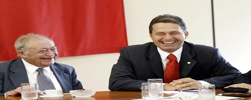 O deputado federal Miguel Arraes e o novo ministro da Ciência e Tecnologia, Eduardo Campos, na sede do PSB, em BrasÃlia. (BrasÃlia - DF, 22.01.2004, 12h00. Foto de Lula Marques/Folhapress)